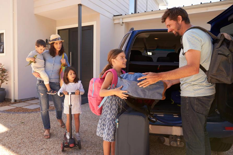 Trebarnsfamilj packar för bilsemester till Sommarkalaset i Kalix.